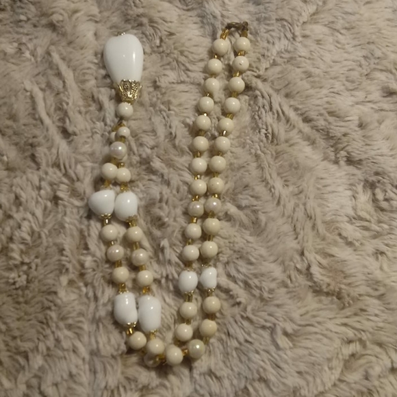 Vintage white / cream / gold costume necklace - Picture 13 of 16